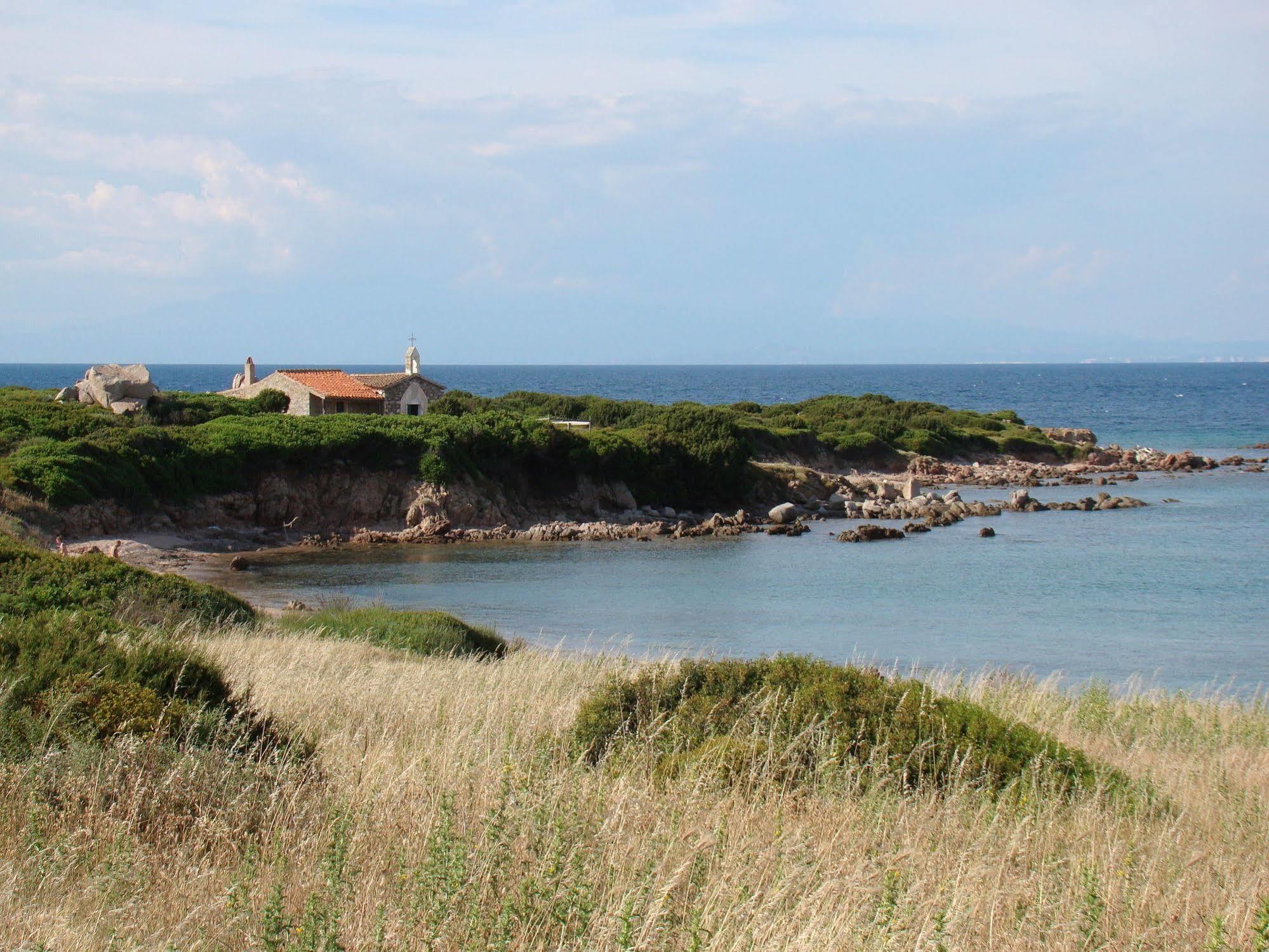 Hotel Petri Marini Aglientu Buitenkant foto